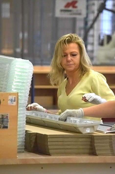 Montážní dělnice/dělník